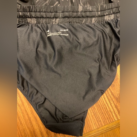 Women’s Under Armour Shorts - size large – loose fit style - Picture 2 of 5